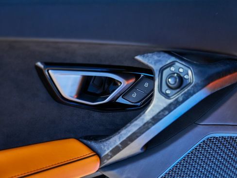 Used 2020 Lamborghini Huracan EVO image 30