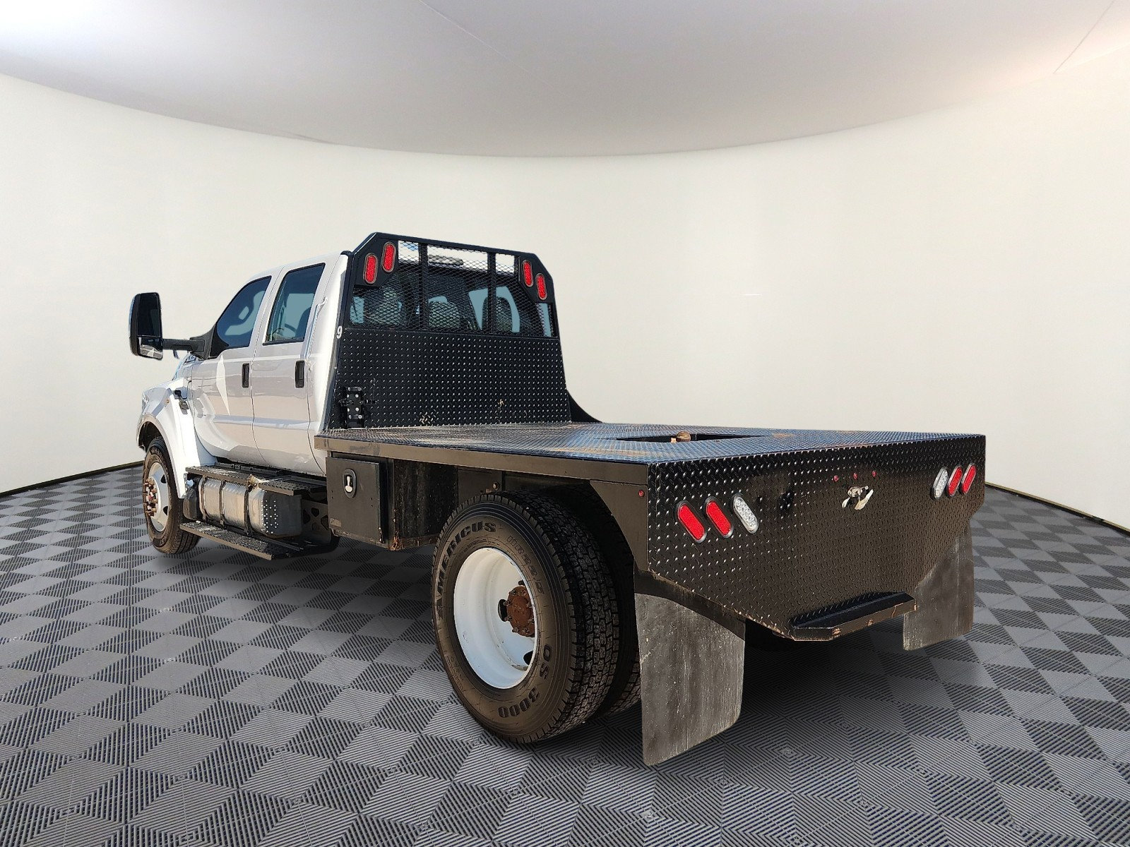 Used 2022 Ford F750 2WD Crew Cab Super Duty image 3