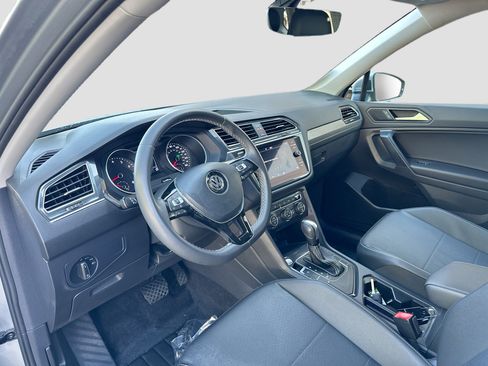 Used 2021 Volkswagen Tiguan SE w/ Panoramic Sunroof Package image 7