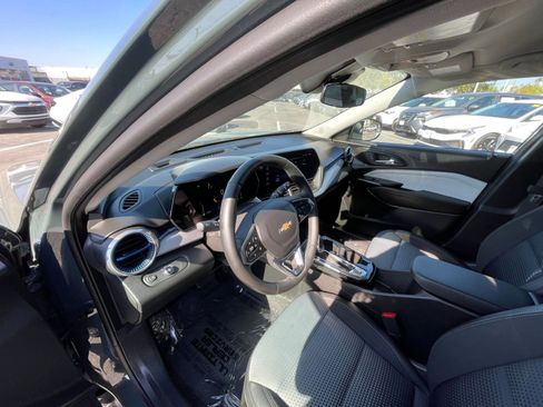 Used 2025 Chevrolet Trax LT w/ LT Convenience Package FWD image 35