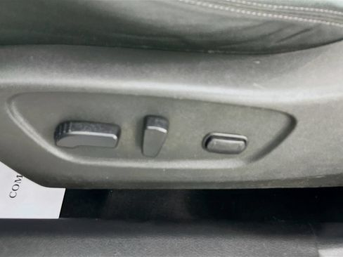 Used 2017 Nissan Rogue SV AWD/4WD image 18