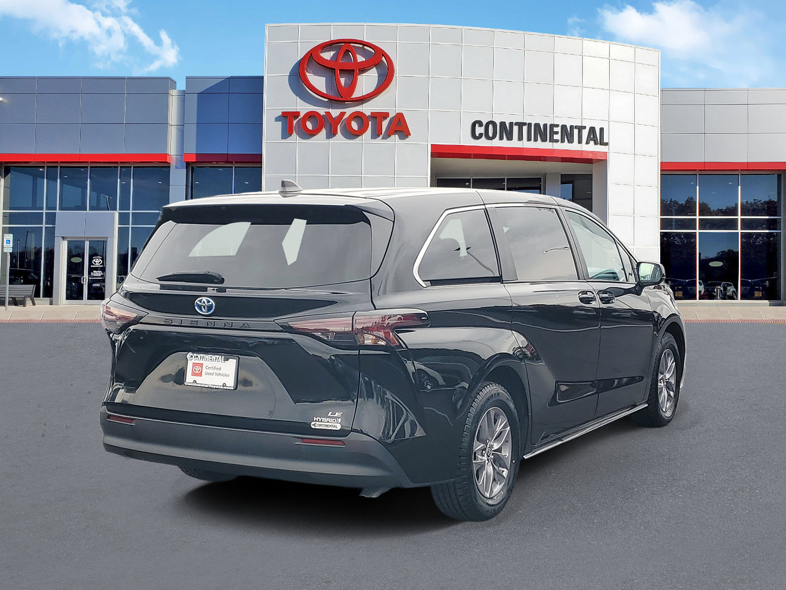 Certified 2024 Toyota Sienna LE FWD image 5