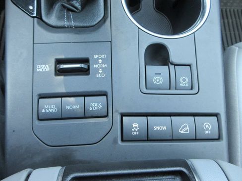 Used 2022 Toyota Highlander XLE AWD/4WD image 28