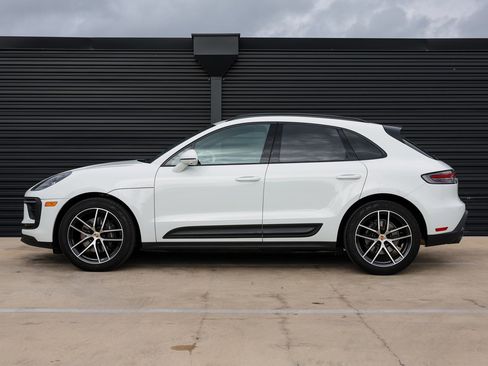 Certified 2024 Porsche Macan image 2