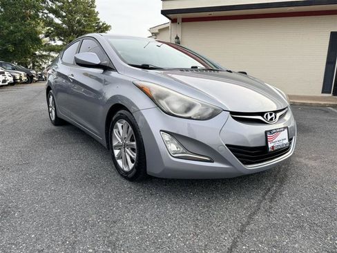 Used 2015 Hyundai Elantra SE w/ Option Group 02 FWD image 3