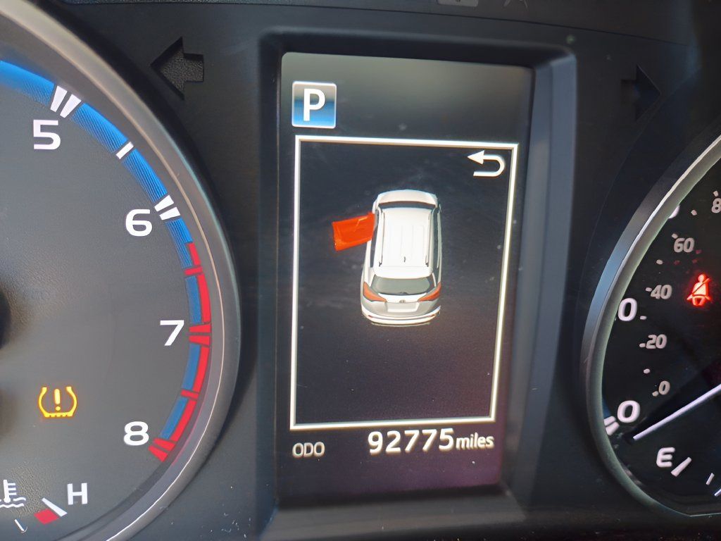 Used 2018 Toyota RAV4 LE FWD image 5