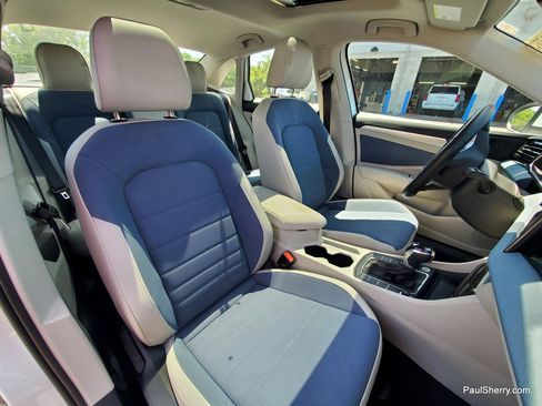 Used 2025 Volkswagen Jetta SE w/ Sunroof Package FWD image 5