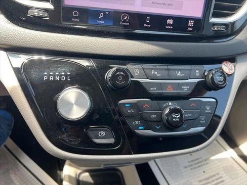 Certified 2023 Chrysler Pacifica Touring-L FWD image 56