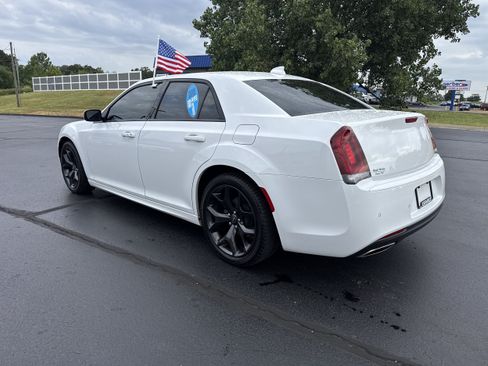 Used 2021 Chrysler 300 Touring L RWD image 9