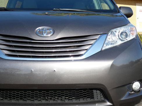Used 2017 Toyota Sienna XLE image 16