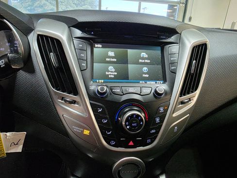 Used 2016 Hyundai Veloster image 29