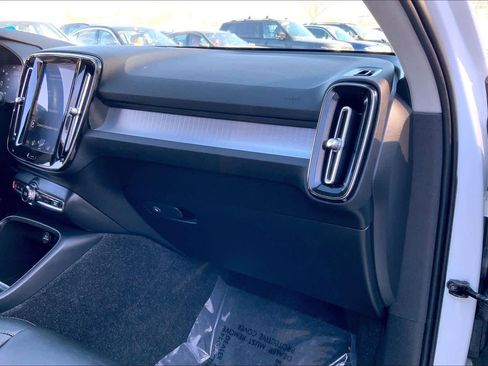 Used 2019 Volvo XC40 T5 Momentum image 18