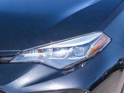 Used 2018 Toyota Corolla SE w/ Carpet Mat Package (TMS) FWD image 12