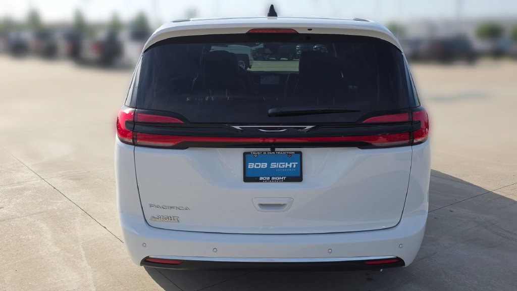 New 2027 Chrysler Pacifica Select FWD image 4