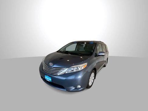 Used 2017 Toyota Sienna Limited Premium image 4