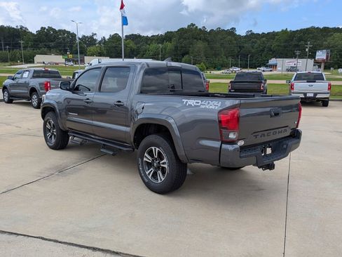 Used 2018 Toyota Tacoma TRD Sport w/ Technology Package AWD/4WD image 3