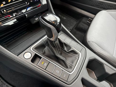 Certified 2025 Volkswagen Jetta SE w/ Sunroof Package image 24