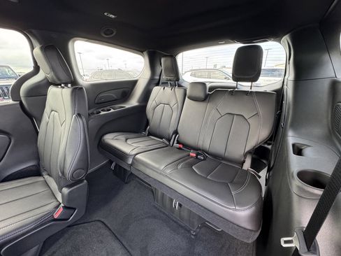 New 2026 Chrysler Pacifica Limited w/ S Appearance Package image 13