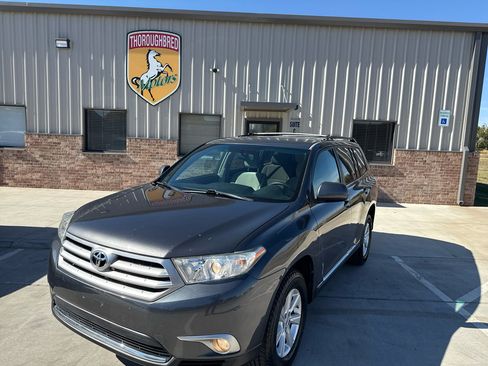 Used 2011 Toyota Highlander 4WD image 3