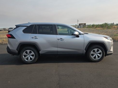 Used 2022 Toyota RAV4 LE AWD/4WD image 9