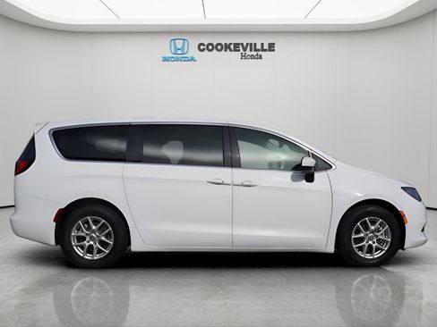 Used 2023 Chrysler Voyager LX image 16