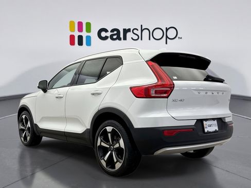 Used 2022 Volvo XC40 T5 Momentum image 3