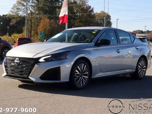 Used 2024 Nissan Altima 2.5 SV image 3