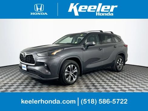 Used 2022 Toyota Highlander XLE AWD/4WD image 1