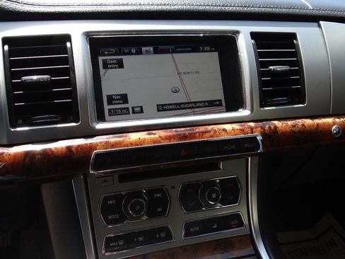 Used 2015 Jaguar XF Portfolio image 13