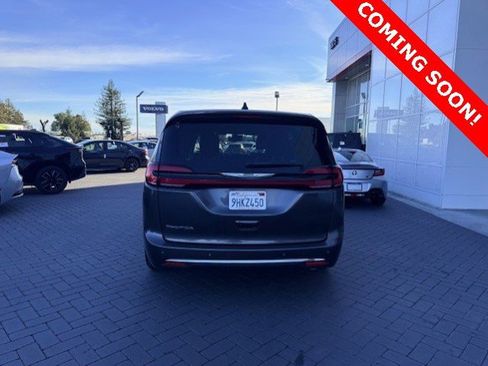 Used 2023 Chrysler Pacifica Touring-L image 3