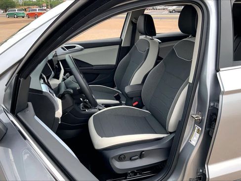 Used 2025 Volkswagen Taos SE image 8