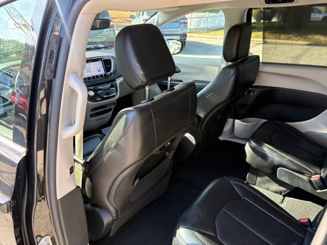 Used 2023 Chrysler Pacifica Touring-L FWD image 39