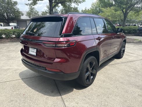 Used 2023 Jeep Grand Cherokee Altitude RWD image 7
