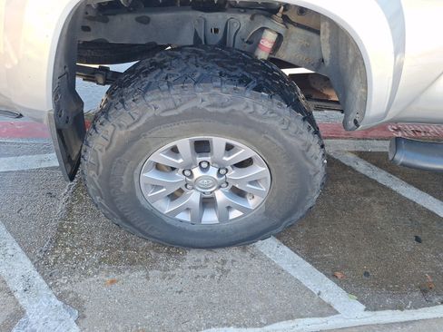 Used 2017 Toyota Tacoma SR5 image 11