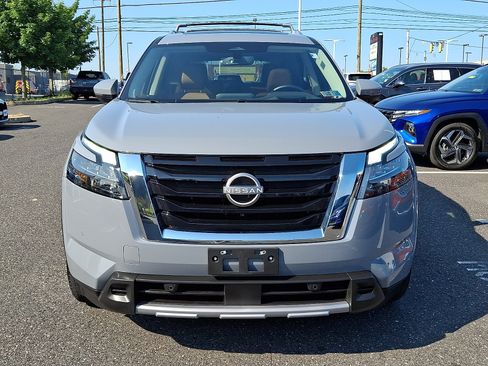Used 2025 Nissan Pathfinder Platinum AWD/4WD image 2