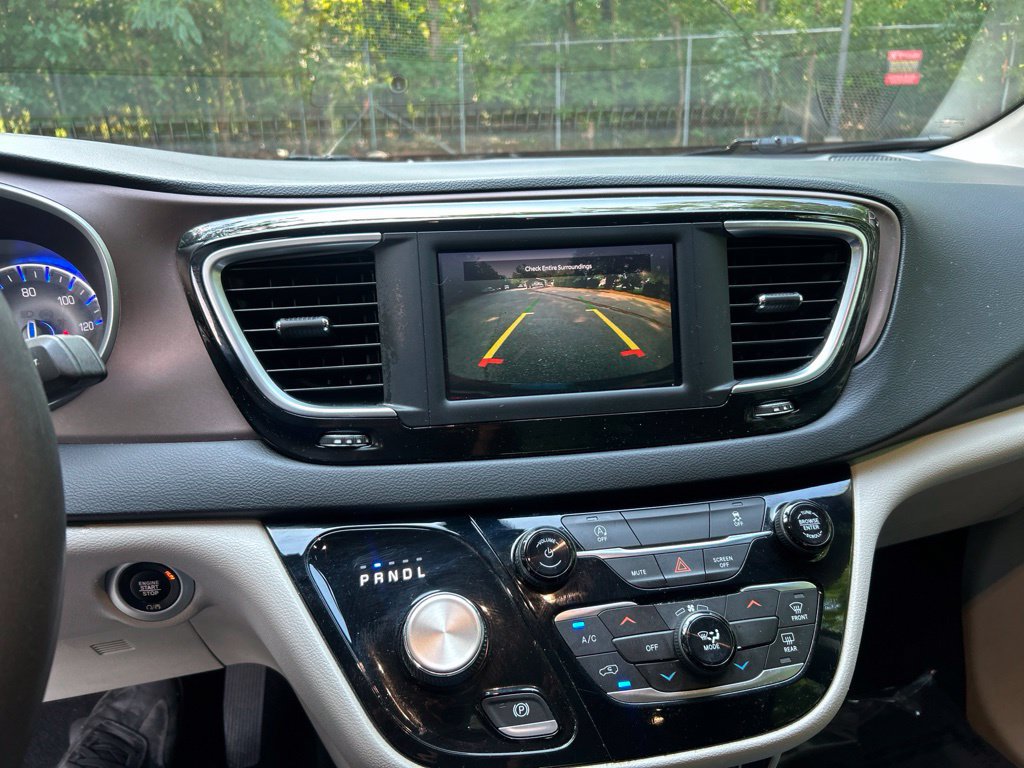 Used 2022 Chrysler Voyager LX FWD image 18