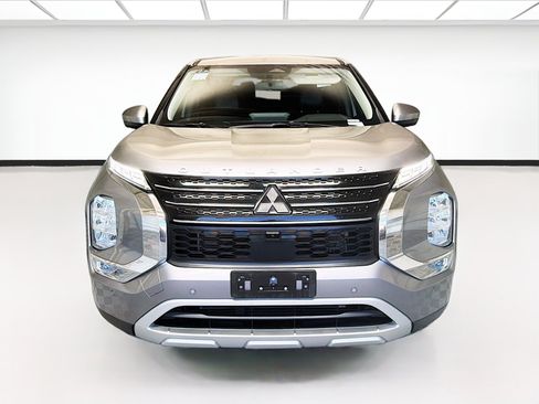 Used 2022 Mitsubishi Outlander SE FWD image 2