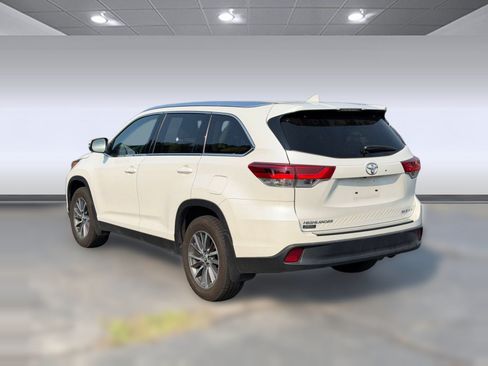 Used 2019 Toyota Highlander XLE AWD/4WD image 3