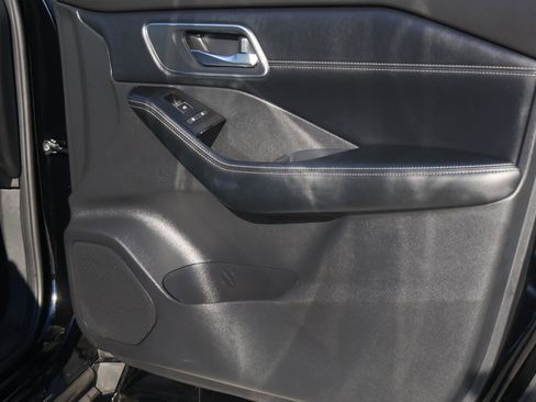 Used 2024 Nissan Rogue Platinum image 17