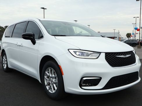 New 2026 Chrysler Pacifica Select image 3