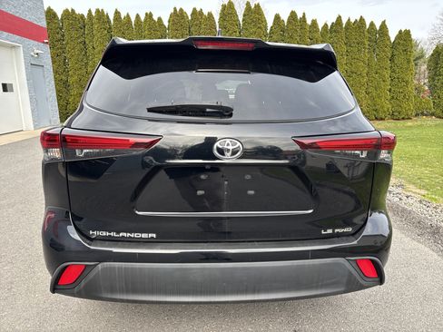 Used 2024 Toyota Highlander LE AWD/4WD image 4