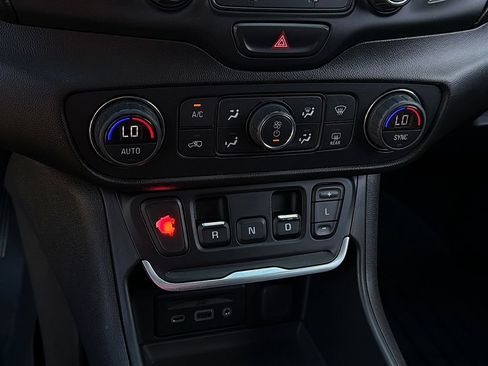 Used 2019 GMC Terrain SLT FWD image 17