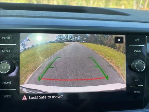 Used 2024 Volkswagen Taos SE image 14