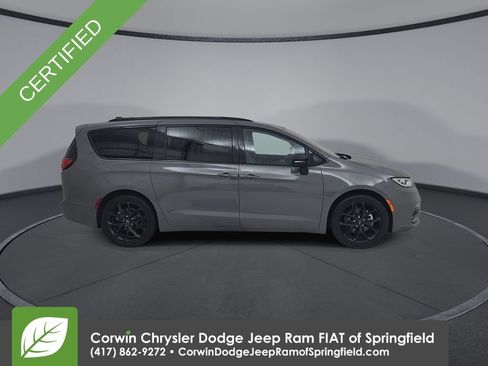 Certified 2025 Chrysler Pacifica Limited FWD image 17