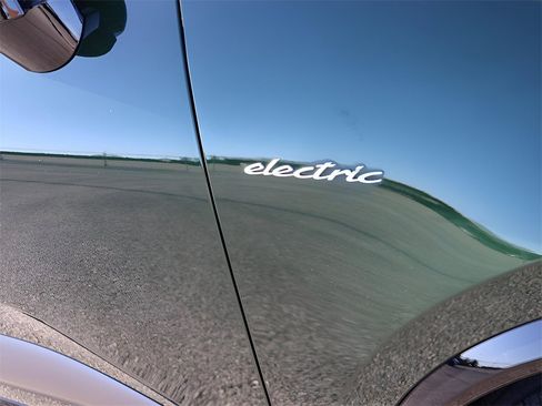 Certified 2024 Porsche Macan Turbo Electric image 15