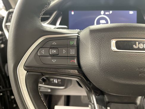 Used 2022 Jeep Grand Cherokee Laredo w/ Luxury Tech Group I image 17