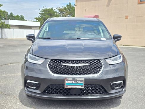 Used 2023 Chrysler Pacifica Touring-L FWD image 6