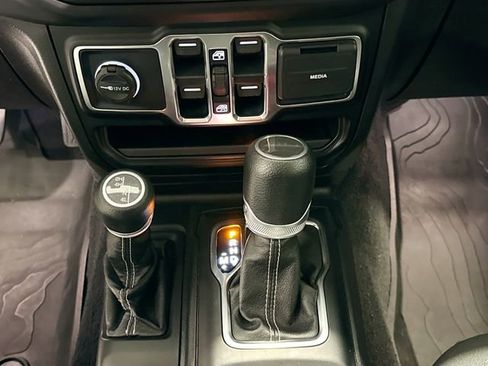 Used 2021 Jeep Gladiator Overland w/ Cold Weather Group image 14