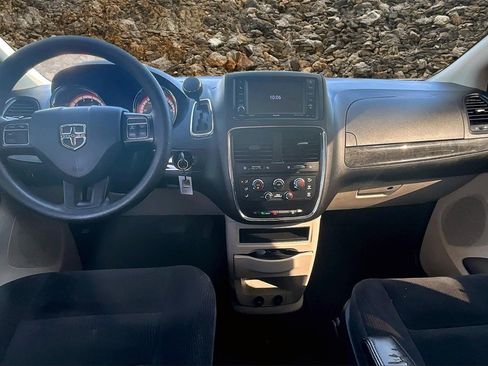 Used 2019 Dodge Grand Caravan SE w/ UConnect Hands-Free Group image 14