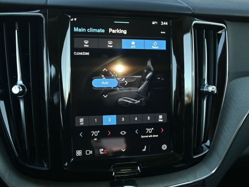 Used 2025 Volvo XC60 B5 Plus image 21